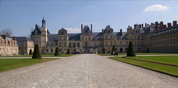 法国国王弗朗西斯一世开始扩建巴黎近郊的枫丹白露宫